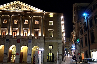 100_2099 small ancona opera and alley.jpg - 78653 Bytes